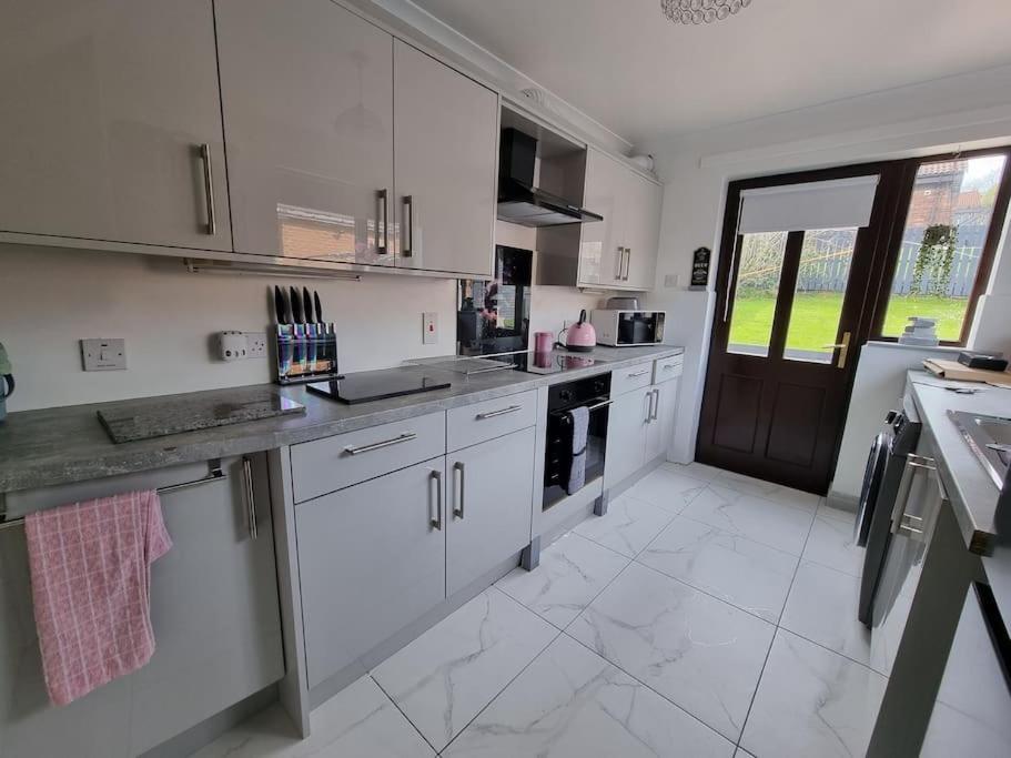 Spacious House City Skyline And Mountain Views Close Too Belfast Centre And Airports Free Parking エクステリア 写真