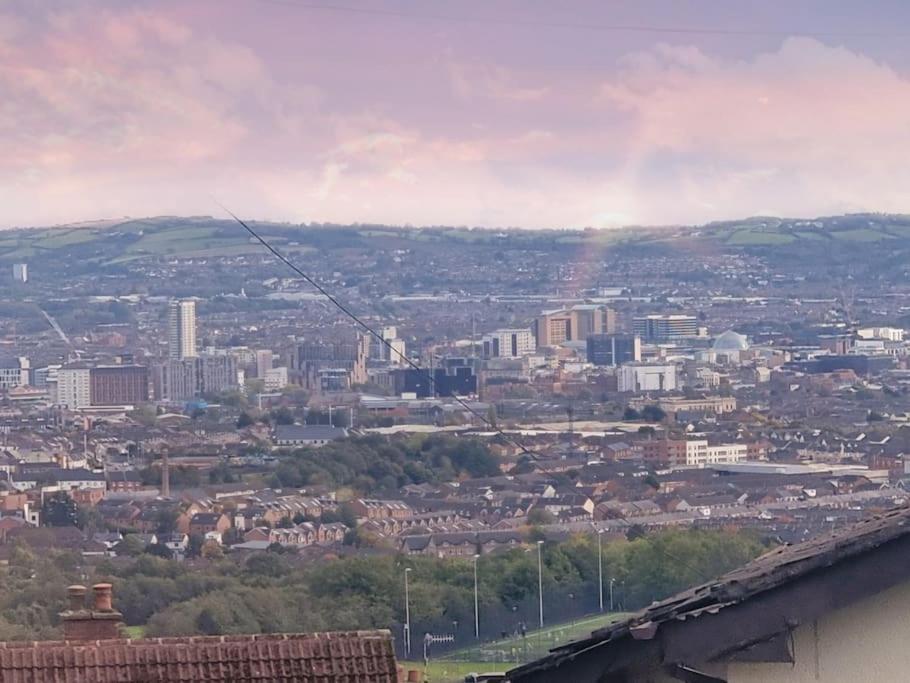 Spacious House City Skyline And Mountain Views Close Too Belfast Centre And Airports Free Parking エクステリア 写真