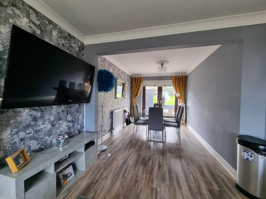 Spacious House City Skyline And Mountain Views Close Too Belfast Centre And Airports Free Parking エクステリア 写真