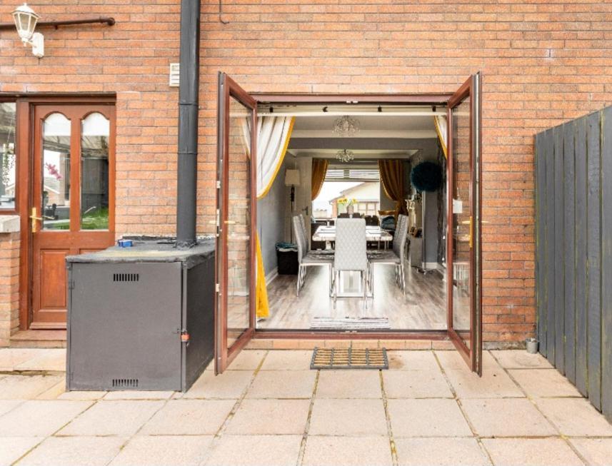 Spacious House City Skyline And Mountain Views Close Too Belfast Centre And Airports Free Parking エクステリア 写真